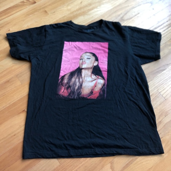 Tops - Ariana Grande T-shirt